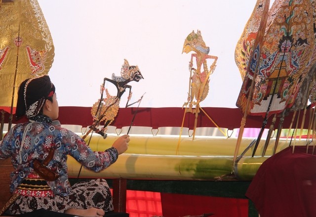 Penerapan warna dengan teknik tradisi pada kerajinan wayang kulit di desa Puaya Sukawati